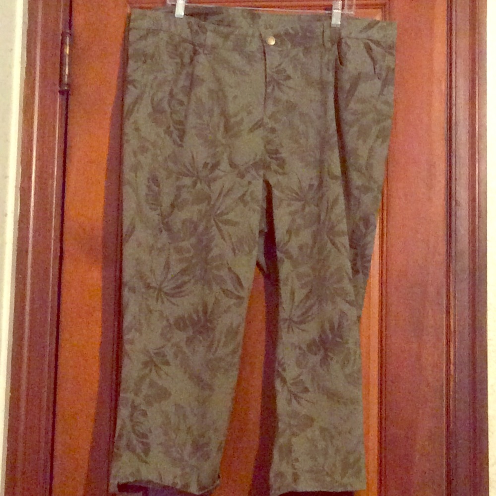 Green flower pattern capris